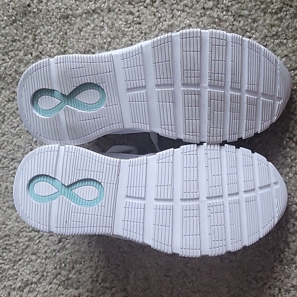 Infinity by Cherokee, White Healthcare shoe, Size 7 - Picture 4 of 6